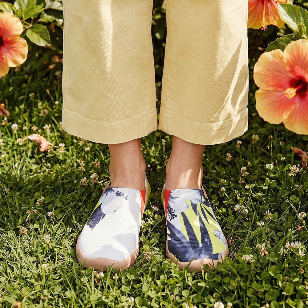 Hibiscus in Full Bloom Toledo I Women